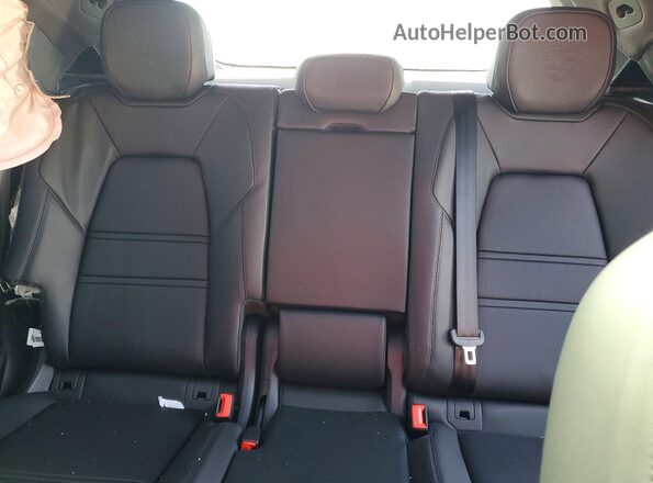 WP1BA2AY1TDA36894 2026 PORSCHE CAYENNE Red Widok tylnych siedzeń