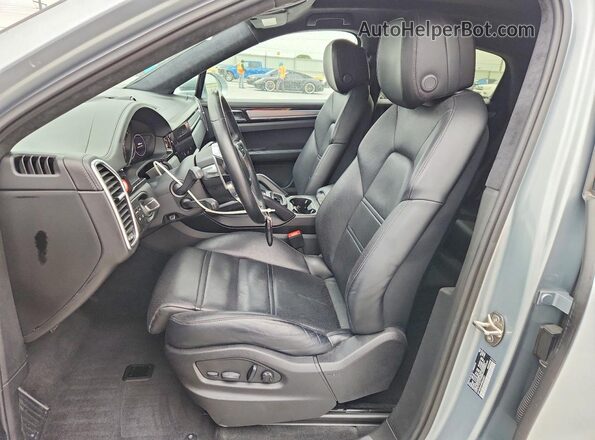 WP1BG2AY4PDA32021 2023 PORSCHE CAYENNE Silver წინა სალონის ხედი