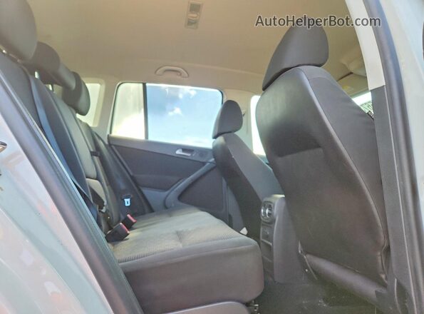 WVGAV7AX7HK046978 2017 VOLKSWAGEN TIGUAN White 