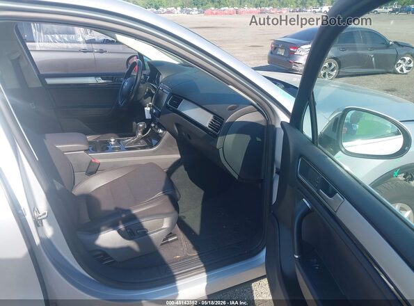 WVGEF9BP4GD008829 2016 VOLKSWAGEN TOUAREG Silver Front interior view