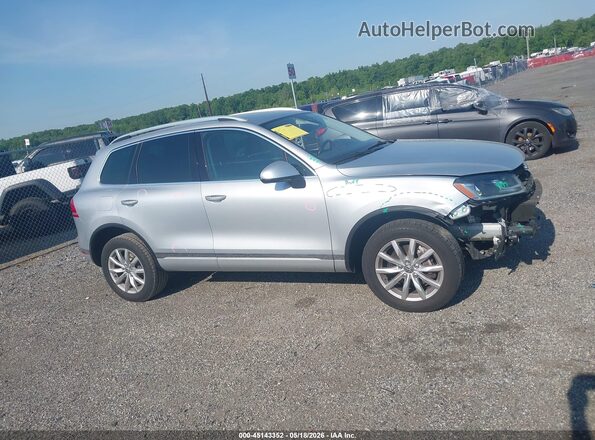 WVGEF9BP4GD008829 2016 VOLKSWAGEN TOUAREG Silver Rear interior view