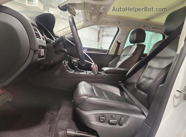 WVGGF7BP0HD002279 2017 VOLKSWAGEN TOUAREG Белый Вид салона спереди