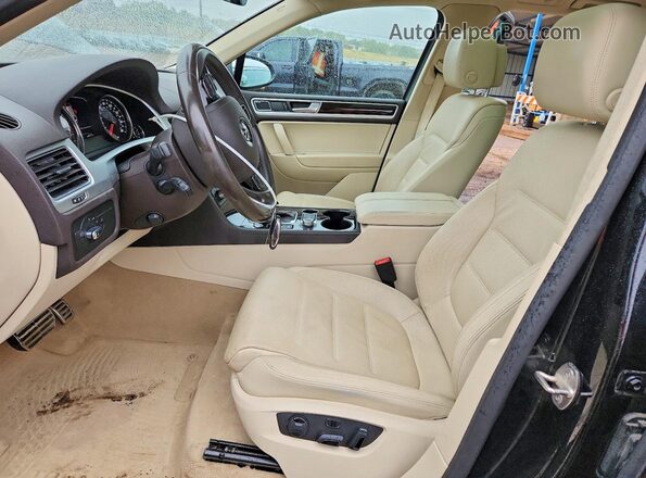 WVGGF7BP5HD004982 2017 VOLKSWAGEN TOUAREG Черный Вид салона спереди