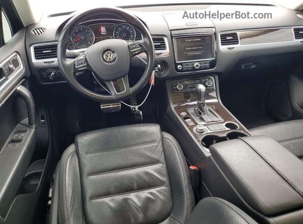WVGGF7BPXHD006758 2017 VOLKSWAGEN TOUAREG White Вид панелі приладів