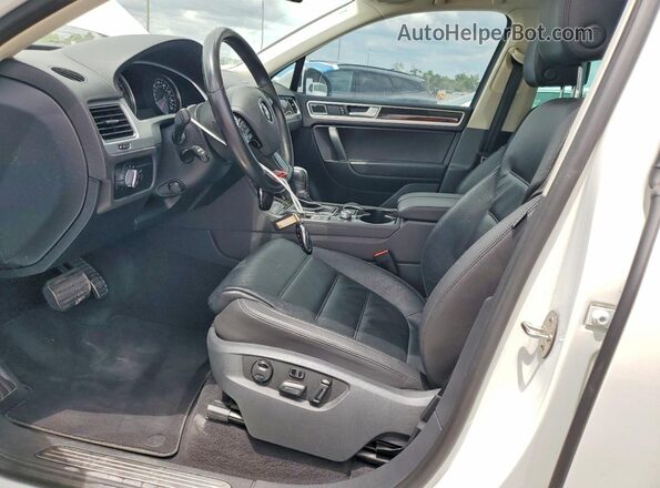 WVGGF7BPXHD006758 2017 VOLKSWAGEN TOUAREG White Вид салону спереду