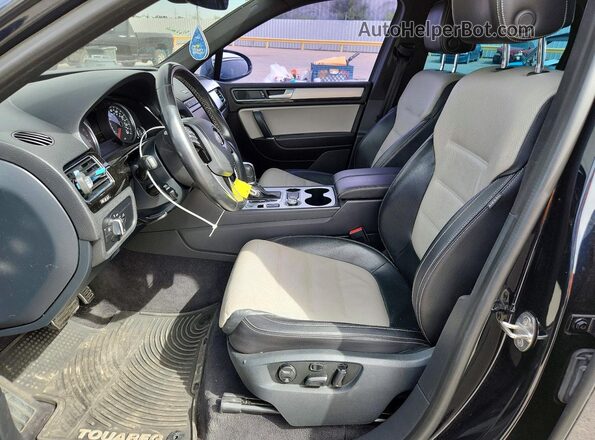 WVGRF7BP0HD006454 2017 VOLKSWAGEN TOUAREG Черный Вид салона спереди