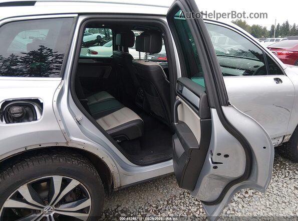 WVGRF7BP6HD001033 2017 VOLKSWAGEN TOUAREG Silver VIN კოდის სტიკერის ხედი