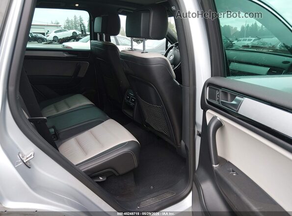 WVGRF7BP6HD001033 2017 VOLKSWAGEN TOUAREG Silver 