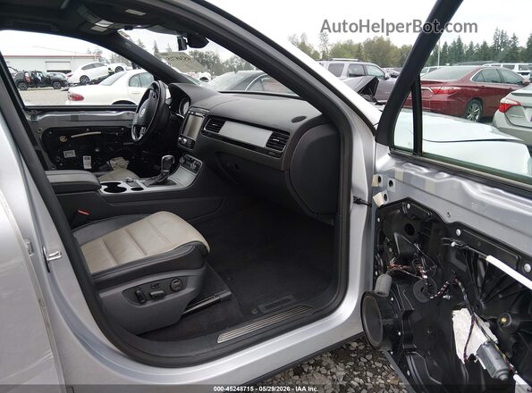 WVGRF7BP6HD001033 2017 VOLKSWAGEN TOUAREG Silver 