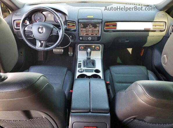 WVGRF7BP7HD004488 2017 VOLKSWAGEN TOUAREG Серебряный Вид панели приборов