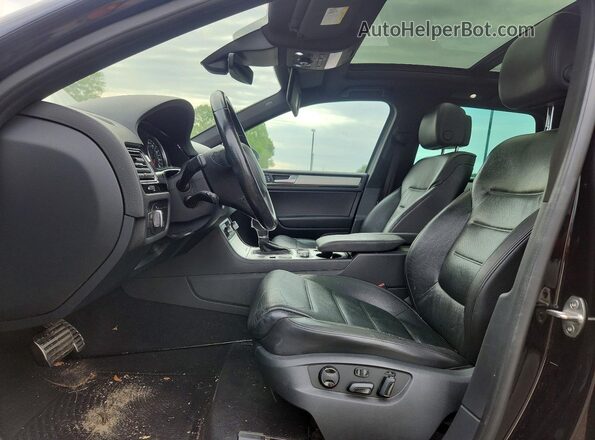 WVGRF7BP9HD000586 2017 VOLKSWAGEN TOUAREG Black Widok wnętrza z przodu