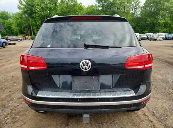 WVGRF7BP9HD000586 2017 VOLKSWAGEN TOUAREG Black Widok z tyłu
