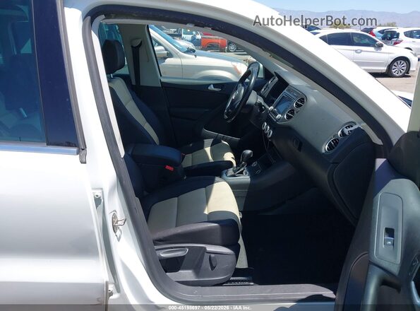 WVGRV7AX8HK003205 2017 VOLKSWAGEN TIGUAN White Սալոնի դիմացի տեսք