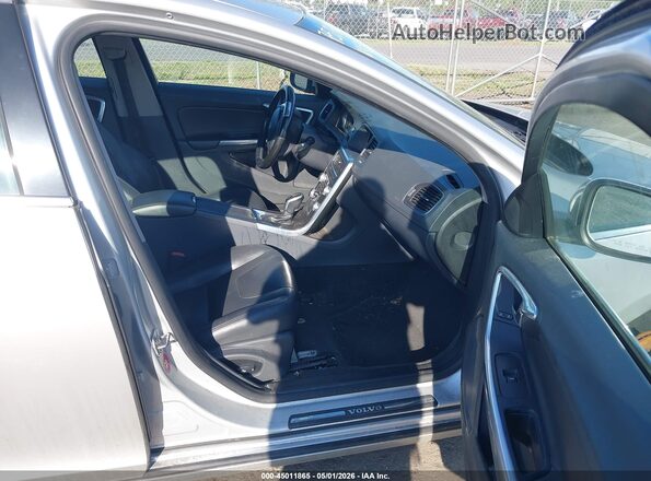 YV126MFK7G2392264 2016 VOLVO S60 Серебряный Вид салона спереди