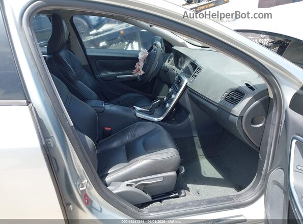 YV126MFL4H2432584 2017 VOLVO S60 Silver Вид салону спереду