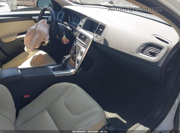 YV140MTL8H2437107 2017 VOLVO S60 White Widok wnętrza z przodu