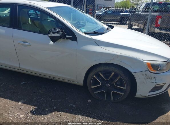 YV140MTL8H2437107 2017 VOLVO S60 White Widok z przodu