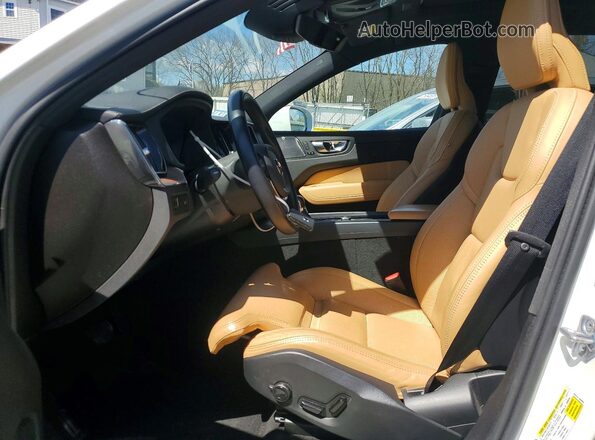 YV4102RLXM1701428 2021 VOLVO XC60 Белый Вид салона спереди