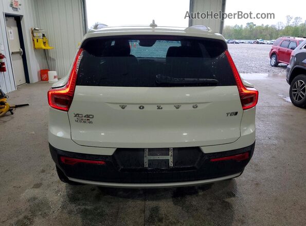YV4162UK2L2204086 2020 VOLVO XC40 White Rear view