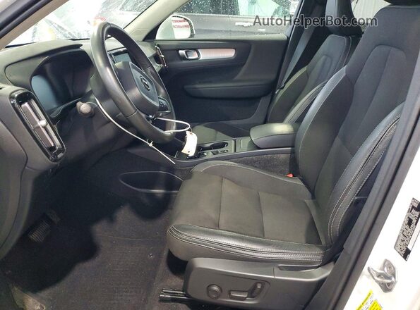 YV4162UK2L2204086 2020 VOLVO XC40 White Front interior view