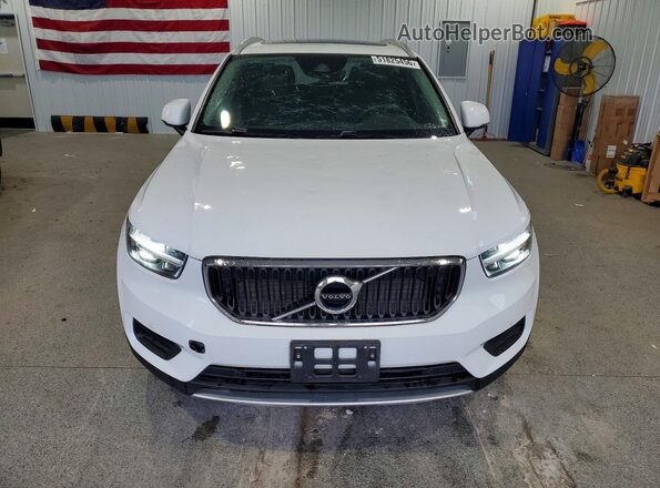 YV4162UK2L2204086 2020 VOLVO XC40 White Front view