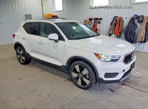 YV4162UK2L2204086 2020 VOLVO XC40 White Front right