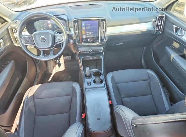YV4162UK2L2204086 2020 VOLVO XC40 White Dashboard view