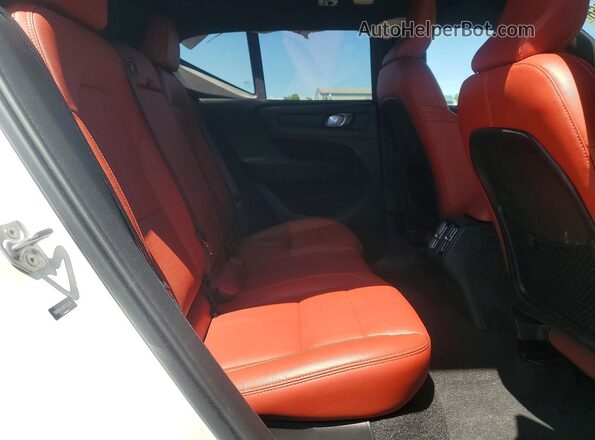 YV4162UL2M2565618 2021 VOLVO XC40 White Սալոնի հետևի տեսք