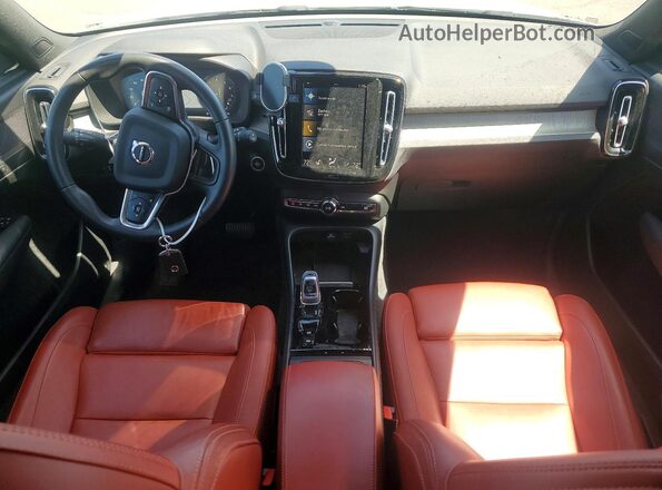 YV4162UL2M2565618 2021 VOLVO XC40 White Առջևի վահանակի տեսք