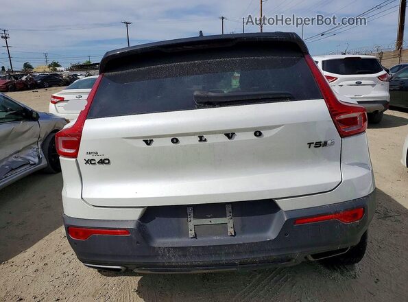 YV4162UM2K2130331 2019 VOLVO XC40 White Rear view