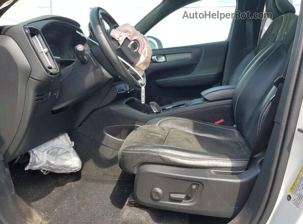 YV4162UM2K2130331 2019 VOLVO XC40 White Front interior view