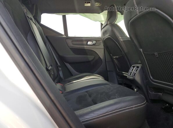 YV4162UM2K2130331 2019 VOLVO XC40 White Rear interior view