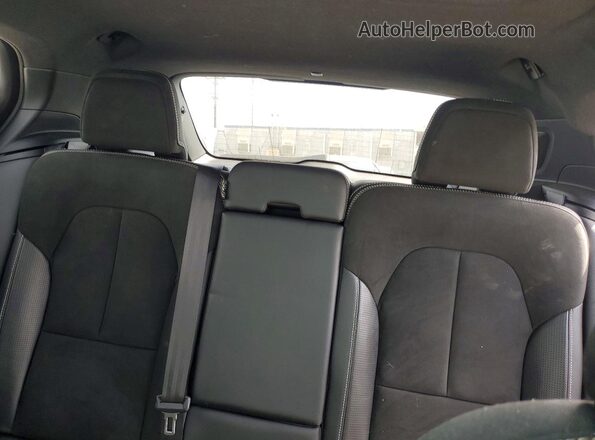 YV4162UM2K2130331 2019 VOLVO XC40 White Rear seats view