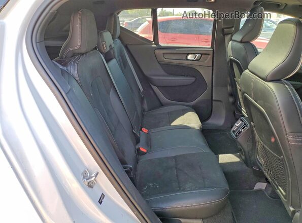 YV4162UM9M2562529 2021 VOLVO XC40 Gray უკანა სალონის ხედი
