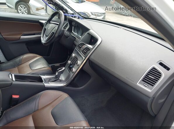 YV440MDR7H2225269 2017 VOLVO XC60 White Widok wnętrza z przodu