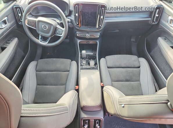 YV4ED3GL1P2040353 2023 VOLVO C40 Silver Vista del salpicadero