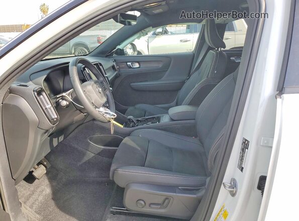 YV4ED3UM7P2955284 2023 VOLVO XC40 White Vista interior delantera