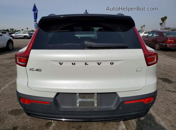 YV4ED3UM7P2955284 2023 VOLVO XC40 White Vista trasera