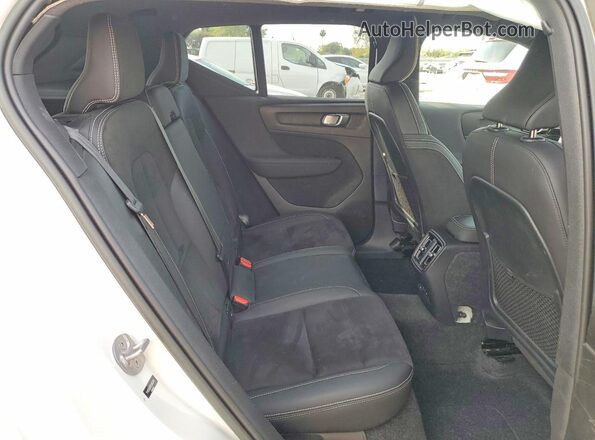 YV4ED3UM7P2955284 2023 VOLVO XC40 White Vista interior trasera