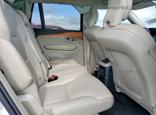 YV4H60CZ8N1832194 2022 VOLVO XC90 White Widok wnętrza z tyłu