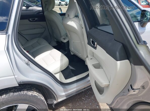 YV4H60RC2S1029198 2025 VOLVO XC60 PLUG-IN HYBRID Silver Widok naklejki z numerem VIN