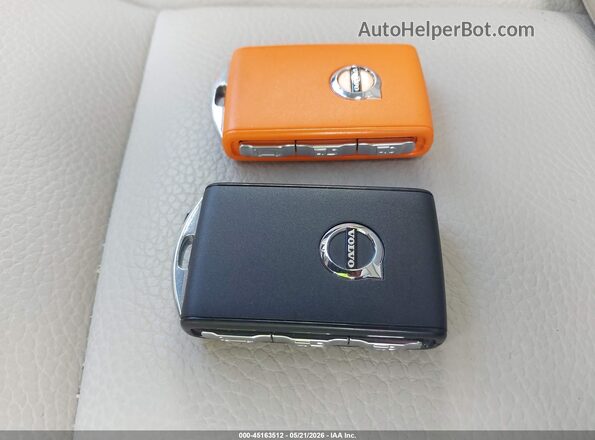YV4H60RC2S1029198 2025 VOLVO XC60 PLUG-IN HYBRID Silver Widok deski rozdzielczej