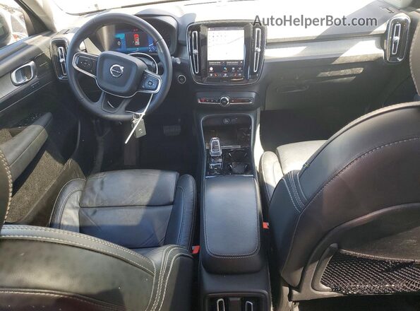 YV4K92HM5P2054262 2023 VOLVO XC40 Серебряный Вид панели приборов