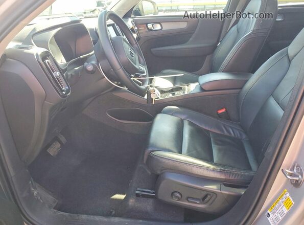 YV4K92HM5P2054262 2023 VOLVO XC40 Серебряный Вид салона спереди