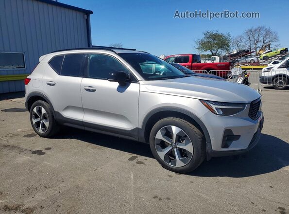 YV4K92HM5P2054262 2023 VOLVO XC40 Серебряный Передняя правая четверть