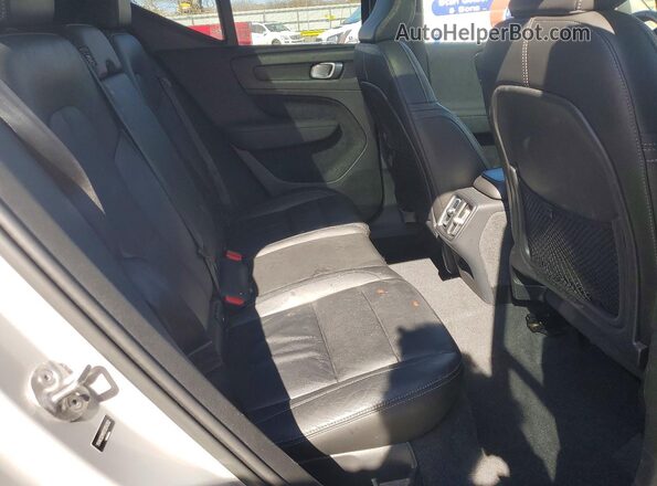 YV4K92HM5P2054262 2023 VOLVO XC40 Серебряный Вид задней части салона