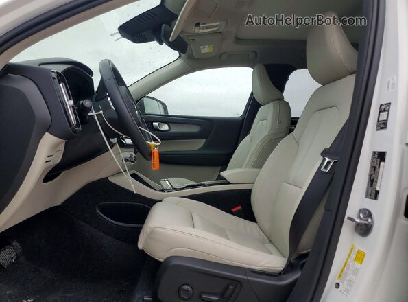 YV4L12UC0T2700326 2026 VOLVO XC40 White Սալոնի դիմացի տեսք