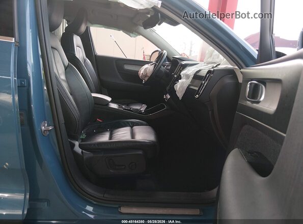 YV4L12UE0P2020028 2023 VOLVO XC40 Champagne Вид салону спереду