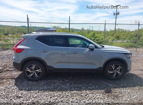 YV4L12UJ4S2566191 2025 VOLVO XC40 Серый Вид задней части салона
