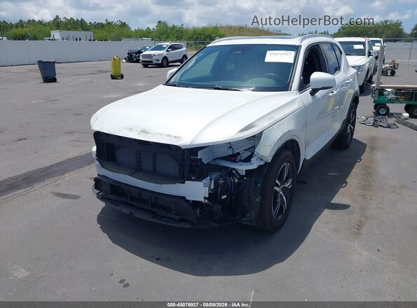 YV4L12UJ6S2582568 2025 VOLVO XC40 White Առջևի ձախ երեք քառորդ տեսարան